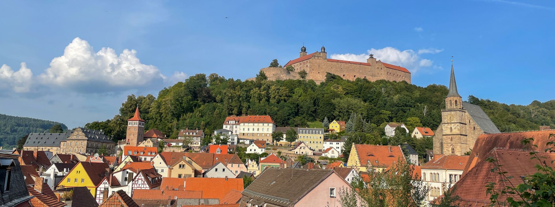 Stadt mit Burg und Kirche, Immobilien im Fokus