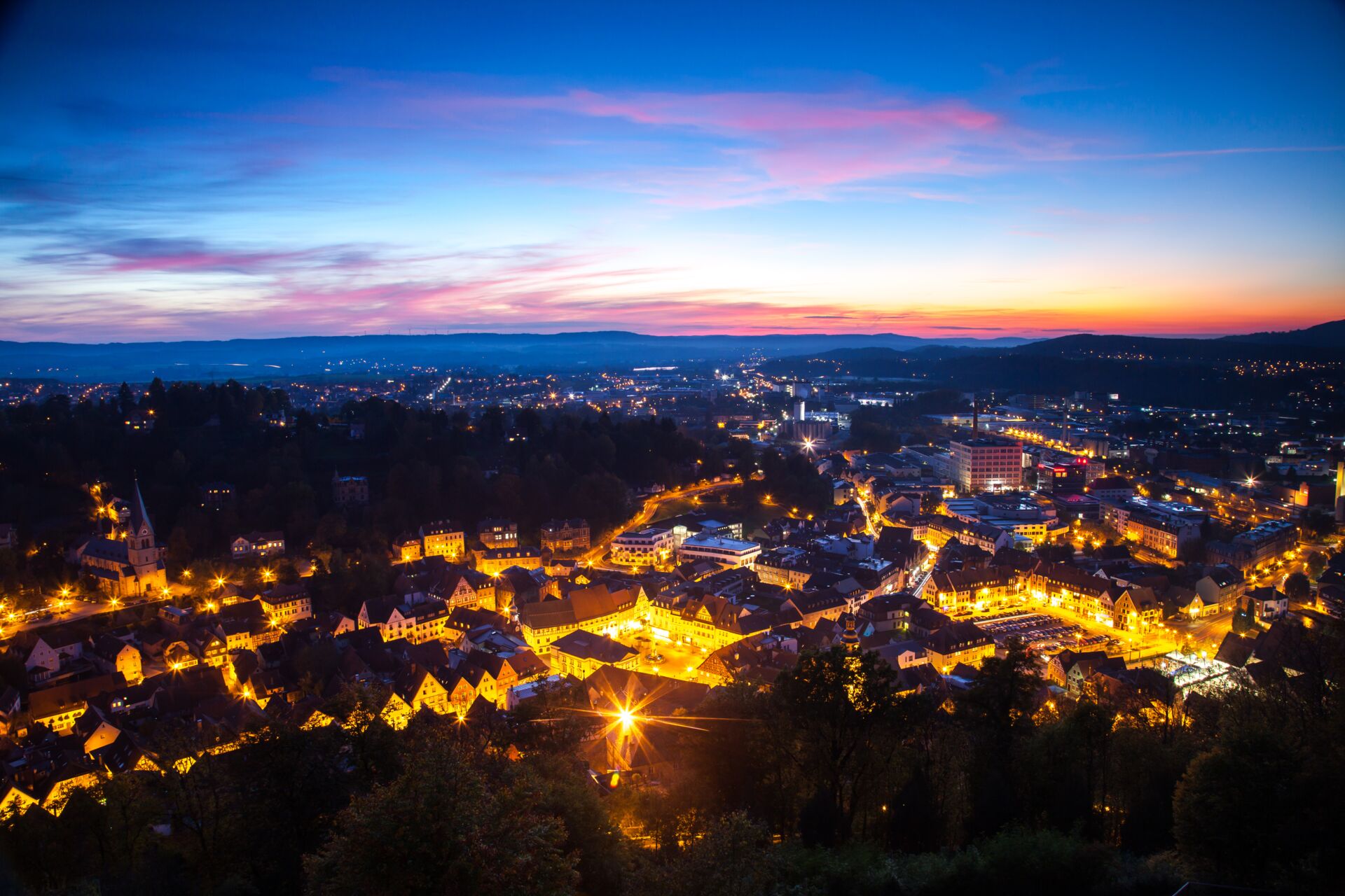 Stadt in der Dämmerung, Fokus auf Immobilien